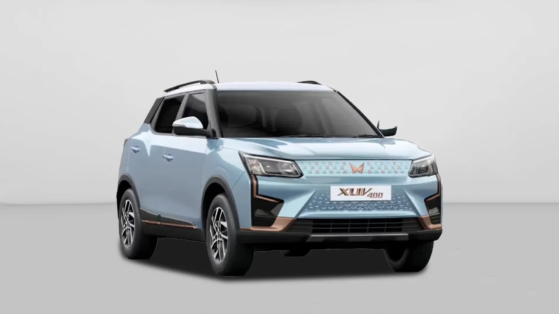 Mahindra XUV400 in El Pro Arctic Blue